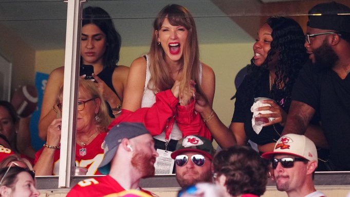 Las camisetas de los Kansas City Chiefs se venden como pan caliente gracias a Taylor Alison Swift